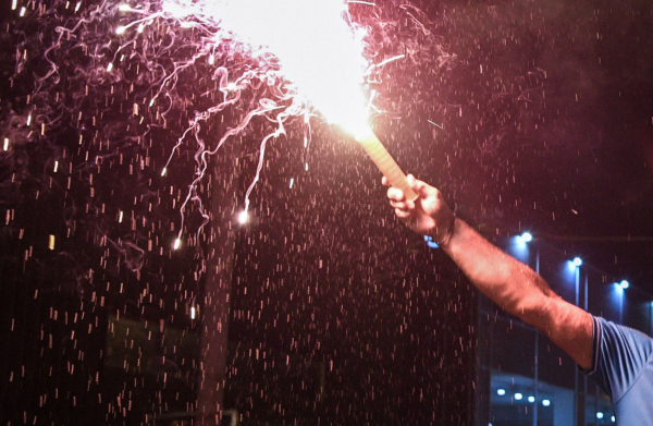 Κορινθία: Νεαροί άναψαν βεγγαλικό στο μπαλκόνι - Ο ένας ακρωτηριάστηκε, ο άλλος τραυματίστηκε στο μάτι