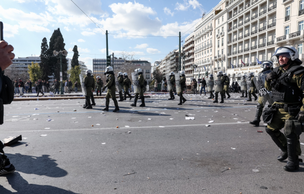 Τέμπη: Επίθεση σε οπερατέρ - «Η στιγμή που πετάνε κρότου λάμψης σε δημοσιογράφους, κυρίες και κύριοι»