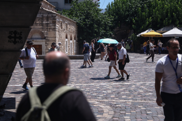 Λιγότερες διανυκτερεύσεις, περισσότερα έσοδα για τον ελληνικό τουρισμό τον Απρίλιο