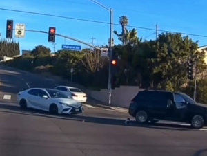 Σοκαριστικό βίντεο: Νήπιο πέφτει από αυτοκίνητο εν κινήσει