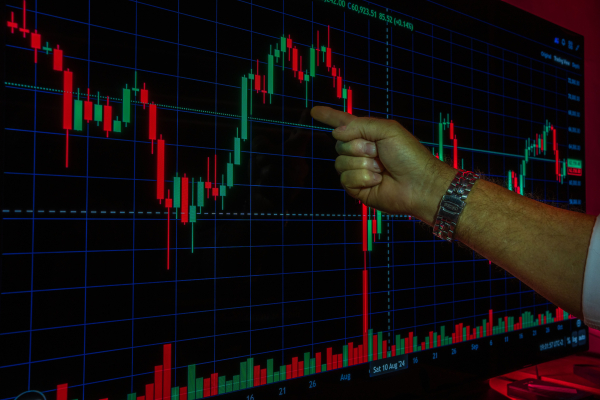 Κόντρα ΕΛΑΣ- ΥΠΟΙΚ για τα φοροκίνητρα στα hedge funds