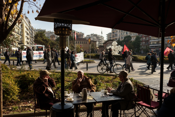 Ο φόβος για τα νέα όρια ηλικίας οδηγεί σε μαζική «φυγή» προς τη σύνταξη - Πότε πληρώνονται οι συντάξεις Ιουλίου