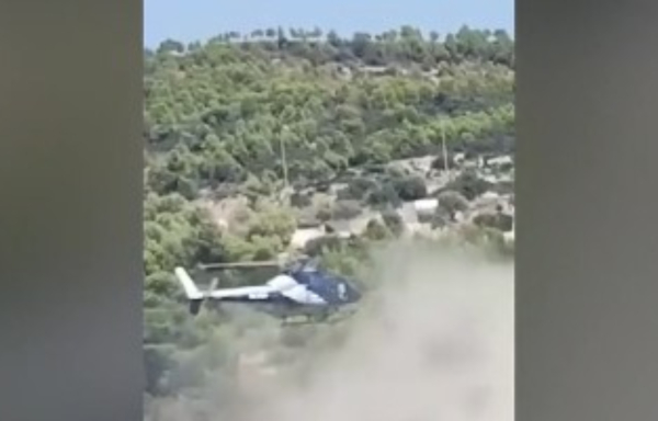 Σπέτσες: Ελικόπτερο προσγειώθηκε σε παραλία σηκώνοντας σύννεφο σκόνης (βίντεο)