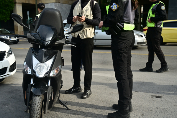 Θεσσαλονίκη: Συνελήφθη οδηγός μηχανής - Αγνόησε τους αστυνομικούς, παραβίασε κόκκινο και STOP