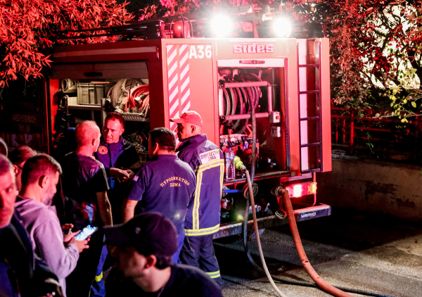 Βίντεο: Μεγάλη φωτιά σε χώρο στάθμευσης ενοικιαζόμενων αυτοκινήτων στην Κρήτη - Ζημιές σε 18 οχήματα