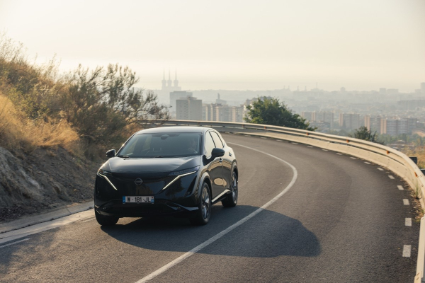 Nissan: «Η ηλιακή ενέργεια είναι αυτή που μπορεί να κινήσει το μέλλον»