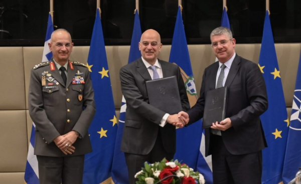 Ο Νίκος Δένδιας υπέγραψε συμφωνία με την ΕΤΕπ για την αναβάθμιση 40 στρατοπέδων