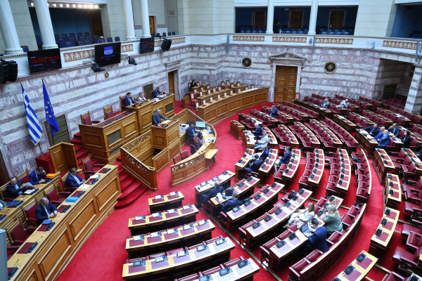 Στην Ολομέλεια το νομοσχέδιο για την ενσωμάτωση της οδηγίας για SLAPPs αγωγές