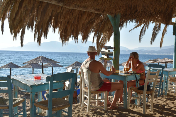 Ποιους ψάχνει η εφορία το καλοκαίρι - Στο «μικροσκόπιο» εστίαση, beach bars και ενοικιάσεις οχημάτων