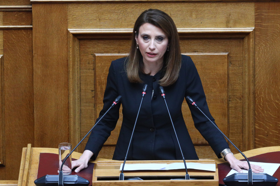 Η Νίνα Κασιμάτη διαφωνεί πως ο Δραγασάκης είναι κόσμημα