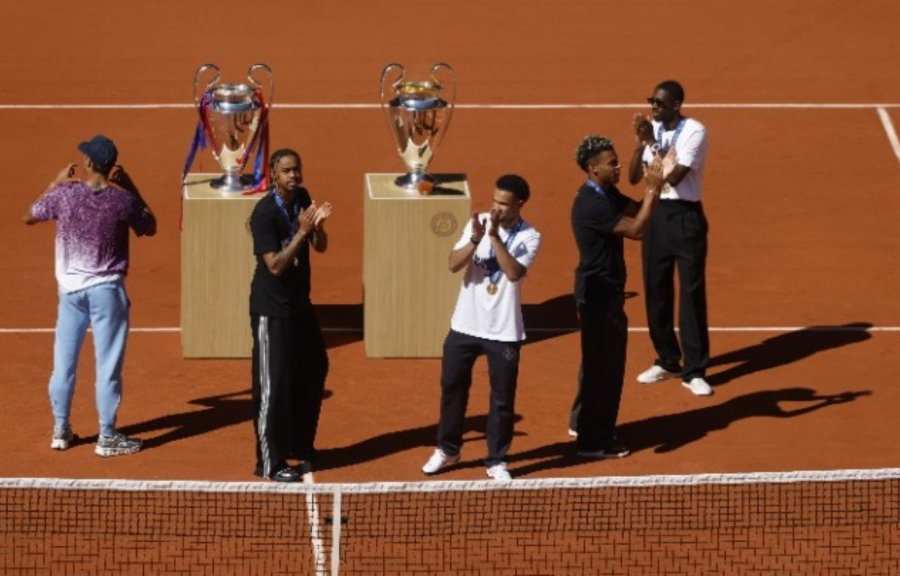 Οι παίκτες της Παρί πανηγύρισαν τα δύο Champions League με το κοινό του Roland Garros (βίντεο)