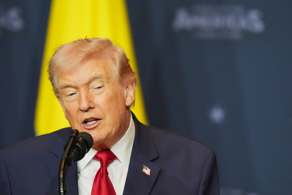 Τραμπ: Εξετάζει την πιθανότητα ανάπτυξης «μικρών ομάδων» αμερικανικών στρατευμάτων στο Ιράν