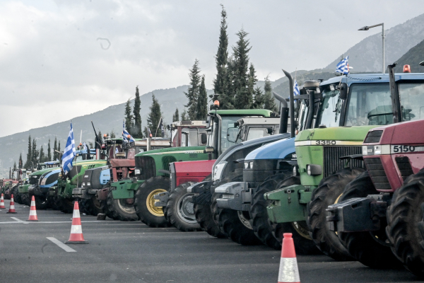 Με πολύ σκληρά μέτρα απειλεί η κυβέρνηση τους αγρότες αν κλείσουν τους δρόμους