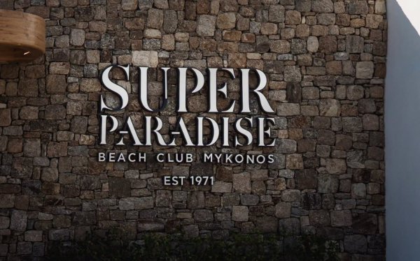Πόσο «μετράει» σε έσοδα το Super Paradise της Μυκόνου