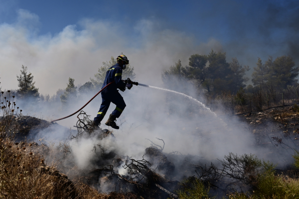 Υψηλός κίνδυνος πυρκαγιάς τη Δευτέρα σε 14 περιοχές