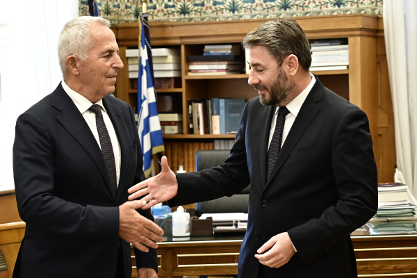 Βουλή: Ανακοινώθηκε στην Ολομέλεια η προσχώρηση Αποστολάκη στο ΠΑΣΟΚ