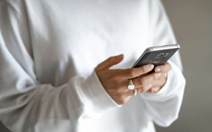 Η ψυχολογία λέει ότι οι άνθρωποι που προτιμούν να μιλάνε στο τηλέφωνο από το να στέλνουν μηνύματα έχουν αυτά τα 7 χαρακτηριστικά