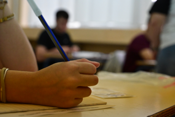 PISA 2025: Ο καθρέπτης του ελληνικού σχολείου – Μαθητές εγκλωβισμένοι στη μετριότητα με μεγάλα μαθησιακά κενά