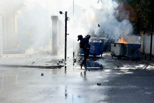 Σοβαρά επεισόδια στην Αλβανία: Μπαραζ μολότοφ, δακρυγόνων και πετροπόλεμος στα Τίρανα (Βίντεο)