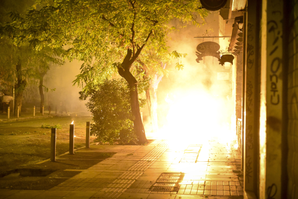 Πωλητής λαϊκών αγορών κέρδισε αποζημίωση 70.000 ευρώ για επίθεση με μολότοφ - «Οι δράστες δεν ήθελαν να τον τραυματίσουν» είπε το Δημόσιο