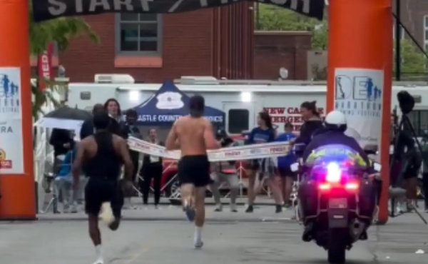 Βιάστηκε να πανηγυρίσει σε μαραθώνιο και έχασε στο νήμα (Βίντεο)