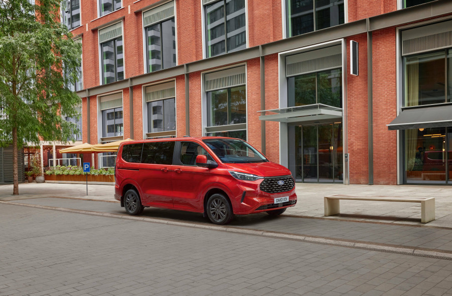 Ford_Tourneo_Custom_01_61fdd.jpg