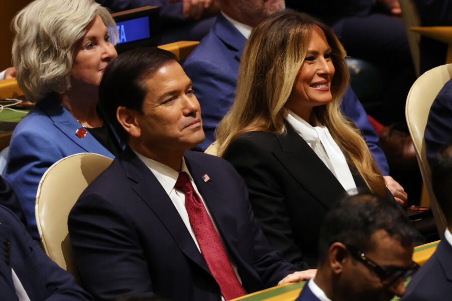 melania2_54829fe588fdbdea.jpg