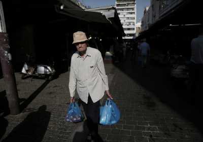 Λιγότερο ΕΚΑΣ για να μην μειωθούν οι δικαιούχοι μελετά η κυβέρνηση