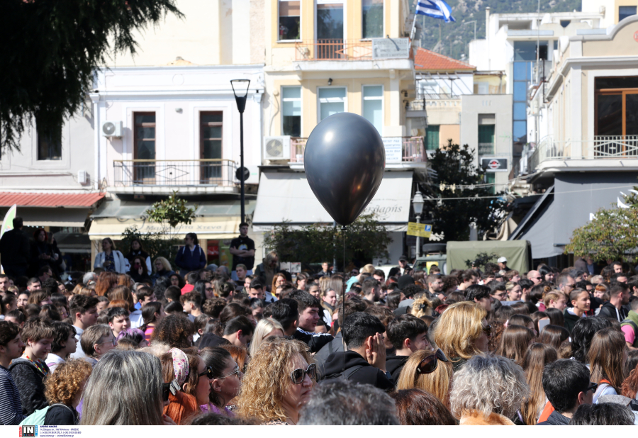 Οι αγρότες ενώνουν την φωνή τους με τους Λαρισαίους: Τοποθέτησαν τρακτέρ στις ράγες του ΟΣΕ