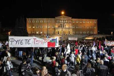 Χιλιάδες πολίτες στο Σύνταγμα «ενάντια στους εκβιασμούς των δανειστών»