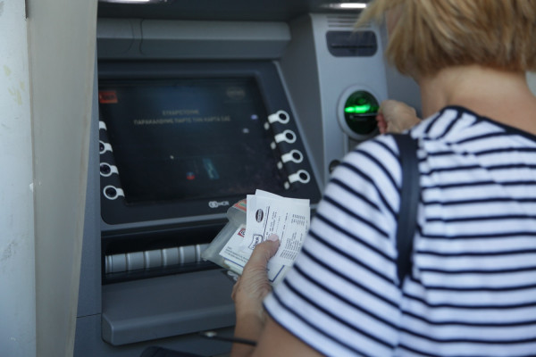 Χρεώσεις «φωτιά» στα ATM: Πόσο θα κοστίζουν από αύριο Δευτέρα 1/7 οι αναλήψεις (video)