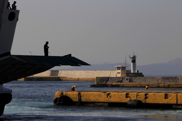 Πλοίο δεν κατάφερε να «δέσει» στην Τήνο