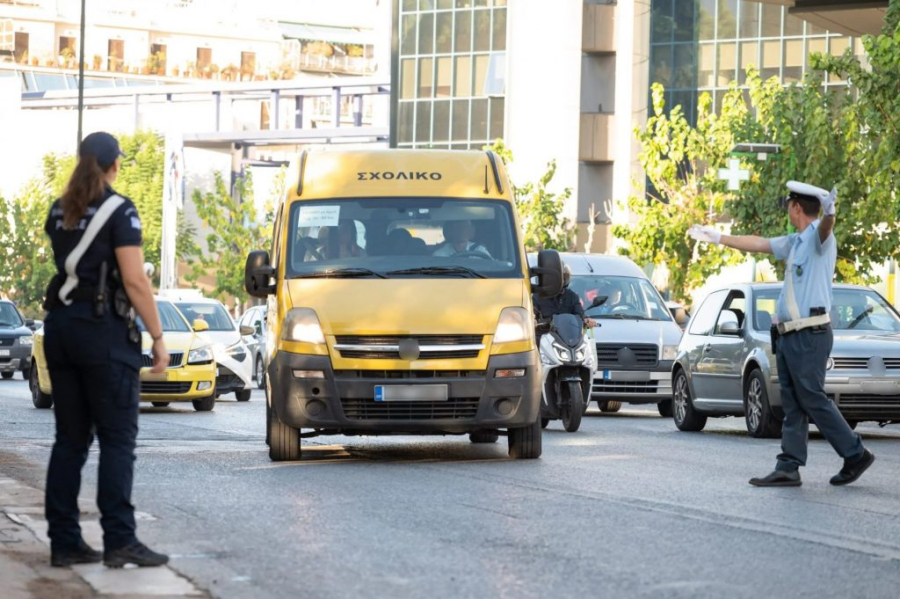 Σχολεία: Έλεγχοι της Τροχαίας σε σχολικά «αποκάλυψαν» 214 παραβάσεις