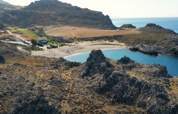 Βίντεο: Η άγνωστη παραλία της Κρήτης με το ρεκόρ διαύγειας νερού στα 40 μέτρα