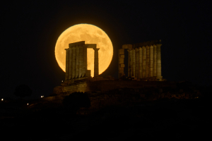 Το live του Reuters από την πανσέληνο στο Σούνιο