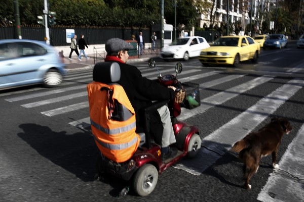 Δεκάδες δήμοι θα τοποθετήσουν μηχανισμούς σε θάλασσες και παραλίες για ΑμεΑ