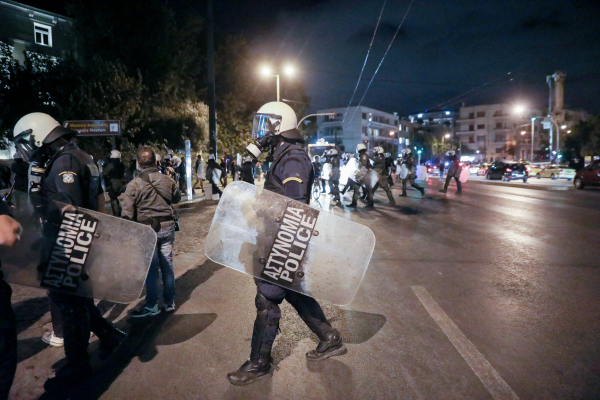 Επεισόδια στο κέντρο της Αθήνας, βανδαλισμοί στο μετρό και χημικά