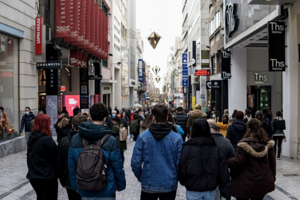 Εκπτώσεις με ανοιχτά μαγαζιά την Κυριακή, τι ώρα ανοίγουν