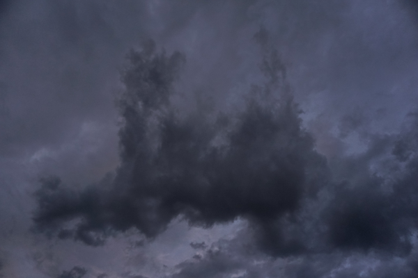 Καταιγίδα Κιαράν: Τζάμι σπιτιού σπάει από τους ανέμους και το βίντεο κάνει το γύρο του διαδικτύου