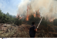 Για τρίτη ημέρα μαίνεται η φωτιά στα Πιέρια Όρη