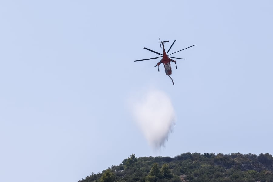 Νέες φωτιές στη Βόνιτσα και τον Πολύγυρο - Εναέρια μέσα στη «μάχη»