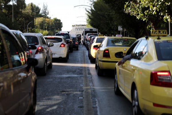 Πόσα άτομα επιτρέπονται σε αυτοκίνητο και ταξί