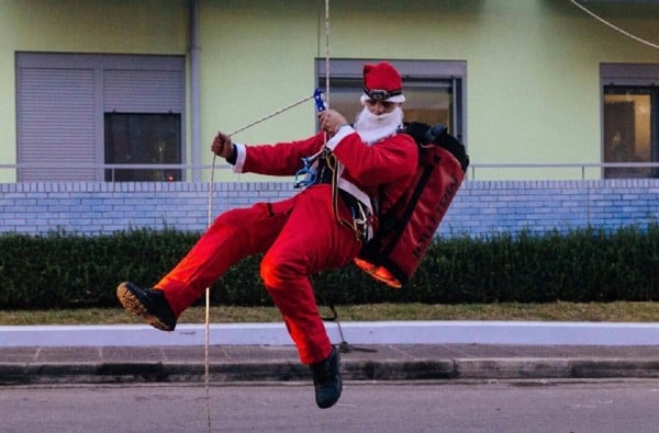 Ανδρες της ΕΜΑΚ αγιοβασίληδες στην ταράτσα του ογκολογικού παίδων (pics+vid)