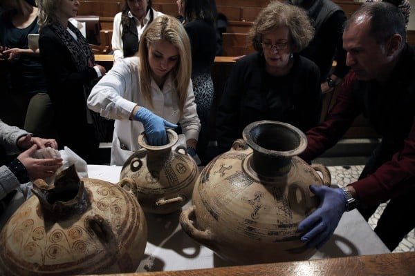 Συγκέντρωση διαμαρτυρίας των αρχαιολόγων έξω από το ΥΠΠΟ