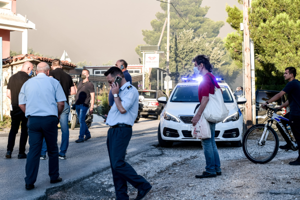 Πεντέλη: Ποιοι δρόμοι έχουν κλείσει λόγω της μεγάλης φωτιάς (βίντεο)