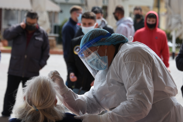 Μαύρο ρεκόρ με 5.449 κρούσματα κορονοϊού: 430 διασωλημένοι και 52 νεκροί το τελευταίο 24ωρο