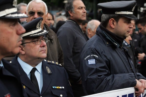 Αστυνομικοί καταγγέλουν μισθολογικές προαγωγές στα «παγωμένα» μισθολόγια των στρατιωτικών