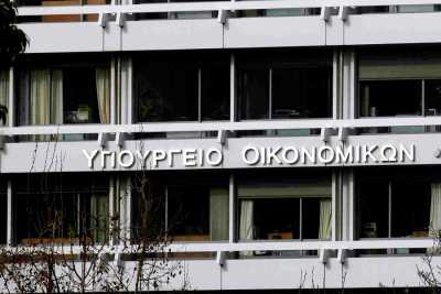 Το ΥΠΟΙΚ διαψεύδει τα περί μονομερούς «κουρέματος» στα πλεονάσματα