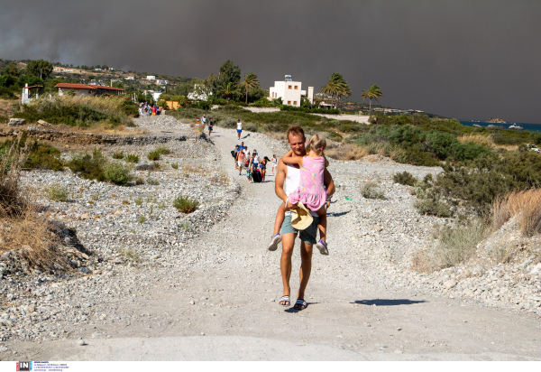 «Κόλαση» η νύχτα στη Ρόδο: Εκτός ελέγχου η φωτιά, σε δύο «μέτωπα» η μάχη - Καίγονται σπίτια