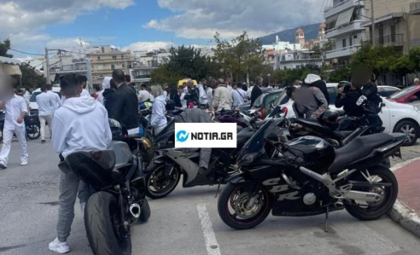 Άλιμος: Με λευκά ρούχα και με το αγαπημένο του τραγούδι «αποχαιρέτησαν» τον φίλο τους που σκοτώθηκε στο φοβερό τροχαίο